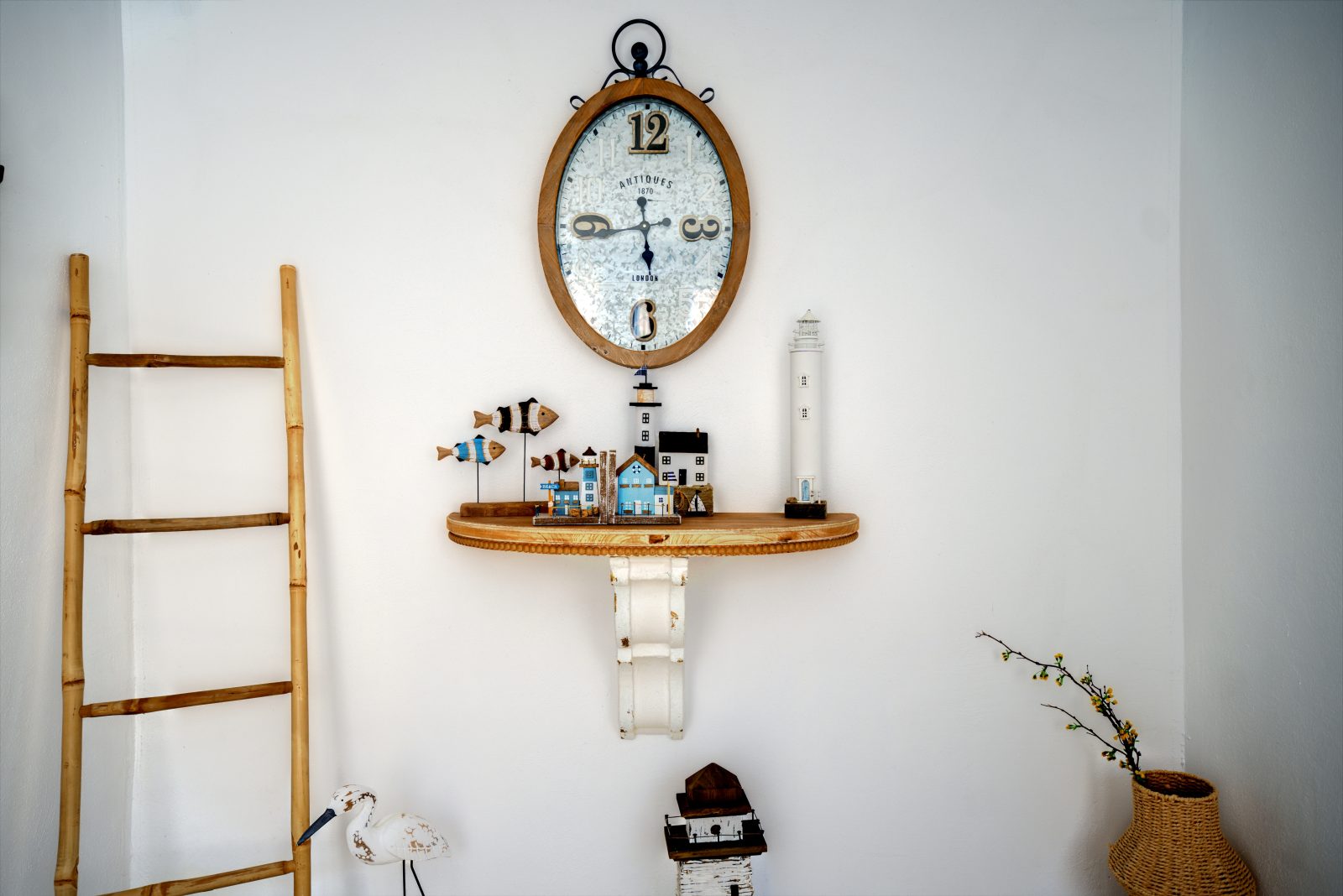 Detaliu decor cu ceas și obiecte marine — Casa Ilinca