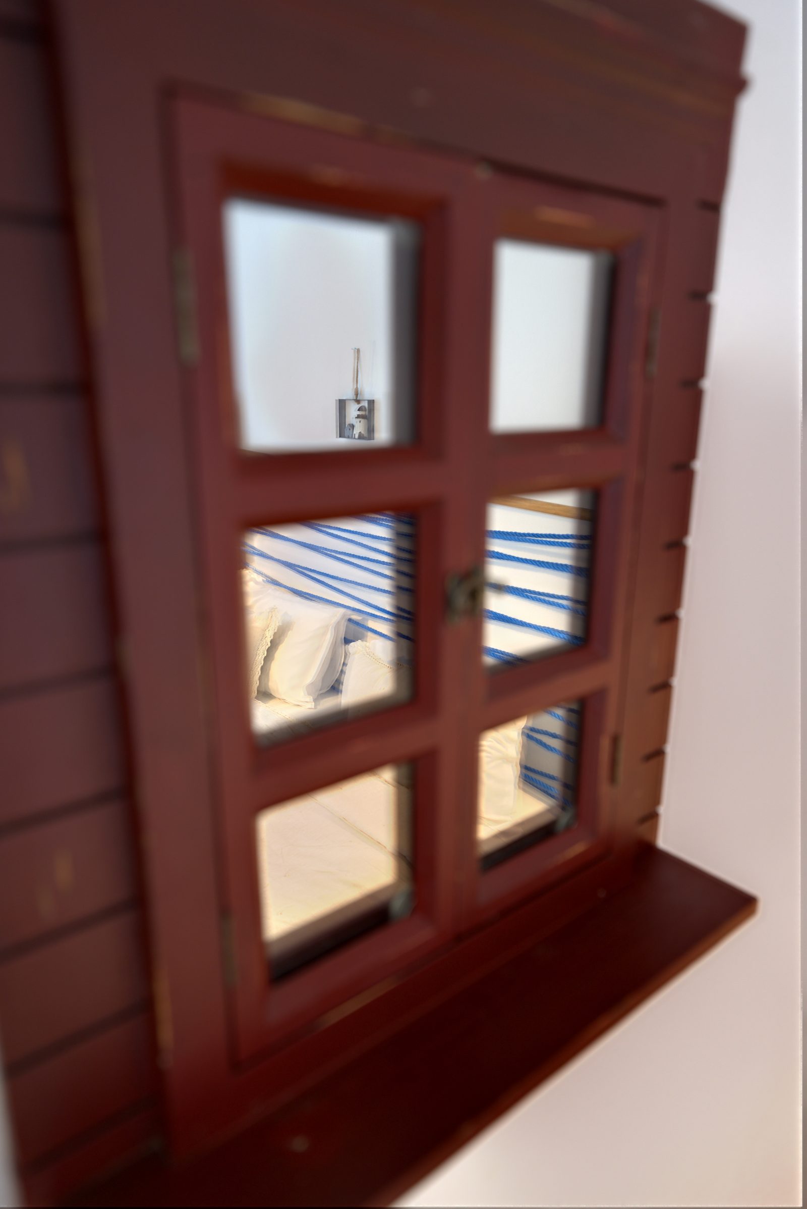 Fereastra decorativă roșie, detaliu de interior — Casa Ilinca
